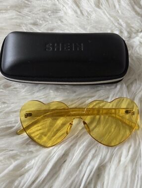 SHEIN Yellow Heart Lens Sunglasses with Case